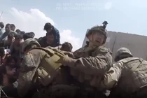 Video trực tiếp: Cuộc di tản hỗn loạn của lính Mỹ tại sân bay Kabul