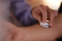 Miếng dán ngừa Covid-19 thay thế cho kim tiêm đau đớn