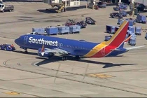 737 MAX 8 hạ cánh khẩn cấp vì động cơ, cổ phiếu Boeing giảm mạnh