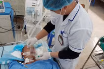 Bác sĩ điều trị cho bệnh nhân