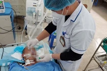 Bác sĩ điều trị cho bệnh nhân