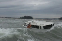 Thêm 2 thi thể trong vụ lật ca nô ở biển Cửa Đại được tìm thấy