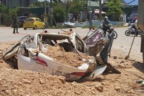 Cháu bé 6 tuổi thoát chết thần kỳ trong chiếc xe con bị "vò nát"