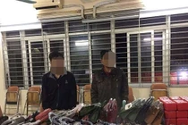 Cảnh sát 141 phát hiện xe ô tô chở pháo sáng và hàng hóa không rõ nguồn gốc