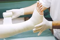 Hạn chế mất máu khi mổ các ca gãy xương nặng bằng phương pháp nào?