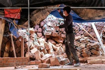 Đất đá đổ ập xuống nhà dân,