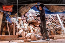 Đất đá đổ ập xuống nhà dân,