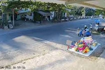 Bé trai thoát chết trong gang tấc nhờ pha túm cổ áo nhanh như cắt