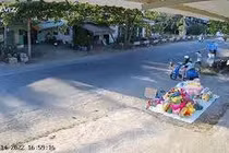 Bé trai thoát chết trong gang tấc nhờ pha túm cổ áo nhanh như cắt