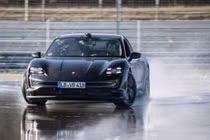 Porsche Taycan lập Kỷ kục Guinness về quãng đường drift dài nhất