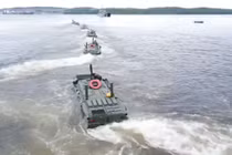 Video Hải quân đánh bộ Nga huấn luyện đổ bộ từ tàu lên bờ biển