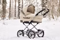 Bị bỏ quên ngoài trời -20 độ C, bé 7 tháng tuổi chết cóng