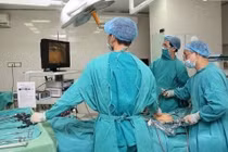 Cắt u nang buồng trứng xoắn cứu thai 17 tuần