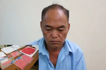 Đối tượng Hờ A Phành cùng tang vật là gần 17.000 viên ma tuý tổng hợp. Ảnh: Công an tỉnh Yên Bái.