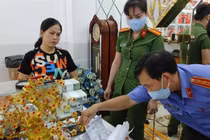 Lực lượng chức năng tiến hành khám xét nơi ở của các đối tượng liên quan vụ án.