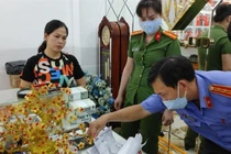 Lực lượng chức năng tiến hành khám xét nơi ở của các đối tượng liên quan vụ án.