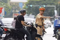 Năm 2021, điều khiển xe không gương chiếu hậu bị phạt thế nào?