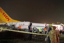 Máy bay chở gần 200 người vỡ làm ba khi hạ cánh