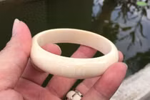 Đeo vòng ngà voi không giúp tránh gió