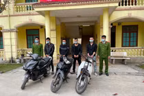 Nhóm đối tượng trộm cắp xe máy bị cơ quan chức năng bắt giữ.