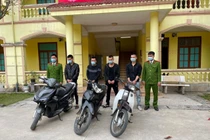 Nhóm đối tượng trộm cắp xe máy bị cơ quan chức năng bắt giữ.