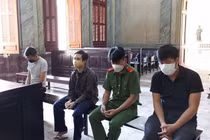 Bị cáo Đức (ngồi giữa cạnh chiến sĩ công an ), Lâm, Tùng ngồi ngoài bìa.