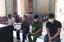 Bị cáo Đức (ngồi giữa cạnh chiến sĩ công an ), Lâm, Tùng ngồi ngoài bìa.