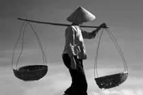 5 con lo không nuôi nổi 1 mẹ