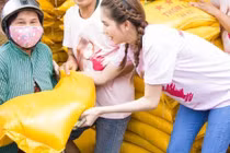 Dân mạng yêu cầu Ngọc Trinh minh bạch số tiền kêu gọi từ thiện