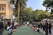 Nhóm đối tượng đánh bạc bị lực lượng chức năng bắt giữ.