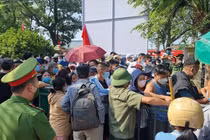 SEA Games 31: Người dân đội nắng xếp hàng mua vé xem U23 Việt Nam