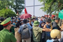 SEA Games 31: Người dân đội nắng xếp hàng mua vé xem U23 Việt Nam