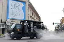 Đoàn xe đặc chủng phun khử khuẩn nhiều tuyến phố trung tâm Hà Nội