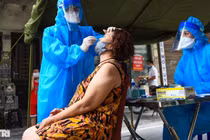 Hà Nội nên thí điểm cách ly F1 tại nhà để "tập dượt" trước