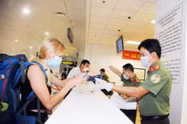 Từ 1/1/2022, Hà Nội quy định người nhập cảnh tiêm đủ vắc xin vẫn phải cách ly