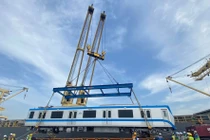 Công tác cẩu toa xe từ tàu xuống xe chuyên dụng để vận chuyển về depot Long Bình.