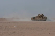 Người dân trên vùng đông bắc Syria chặn một đoàn xe quân sự Mỹ ở Al-Hasakah