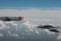 Hải quân Mỹ thử nghiệm UAV tiếp dầu trên không cho F / A-18 Super Hornet