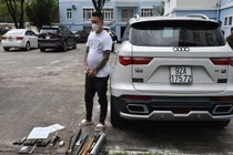 Lê Nam Chung cùng nhiều vũ khí trên ôtô.