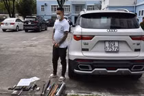 Lê Nam Chung cùng nhiều vũ khí trên ôtô.