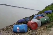Khẩn trương điều tra vụ đổ trộm hóa chất xuống sông Hồng
