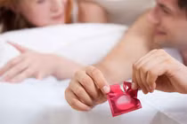 Không “áo mưa” chồng không “yêu”