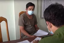 Nghi can Nguyễn Minh Ti tại cơ quan công an.