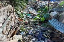 Mương thối hành dân giữa trung tâm Hà Nội 