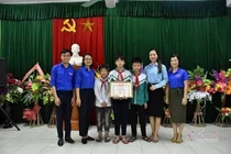 Trao tặng huy hiệu “Tuổi trẻ dũng cảm” cho học sinh cứu em nhỏ đuối nước