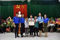 Trao tặng huy hiệu “Tuổi trẻ dũng cảm” cho học sinh cứu em nhỏ đuối nước