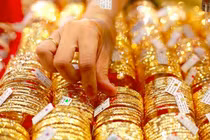 Giá vàng hôm nay ngày 26/10: Vàng vẫn duy trì quanh ngưỡng 56 triệu đồng
