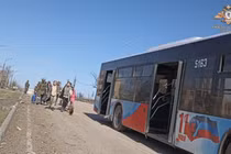 80 dân thường được sơ tán khỏi nhà máy Azovstal ở Mariupol