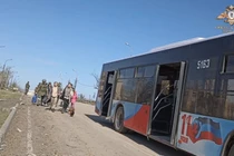 80 dân thường được sơ tán khỏi nhà máy Azovstal ở Mariupol