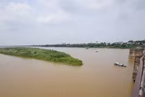 Phát hiện vật nghi bom cách cầu Long Biên khoảng 500m